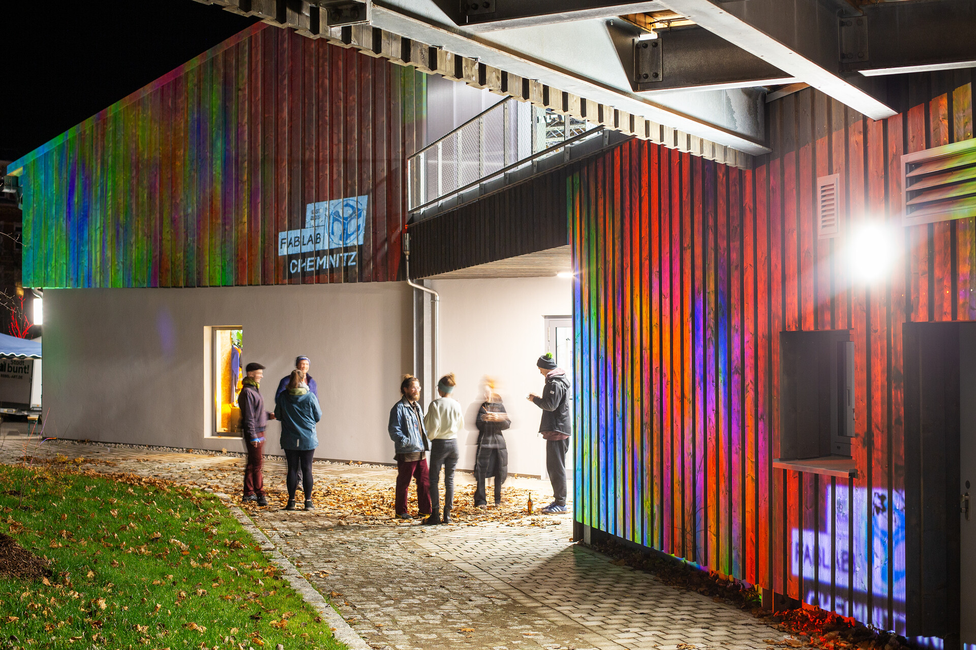 Stimmungsvoller Hof zur Eröffnung des FabLab Chemnitz 2.0 am 19.11.2025 - Credits: Susan Fankhänel