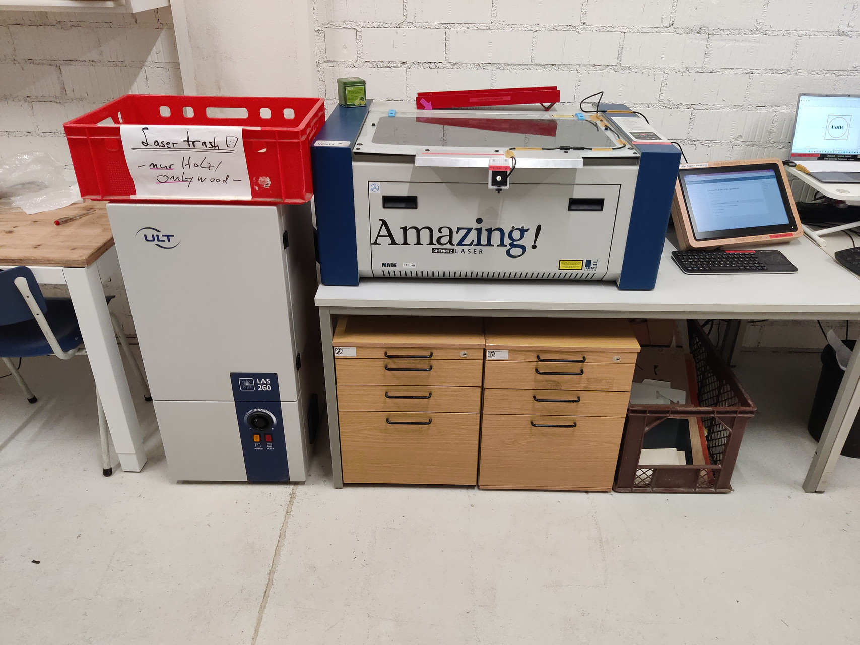 CO² Laser von Epilog mit Absaugung & Kompressor