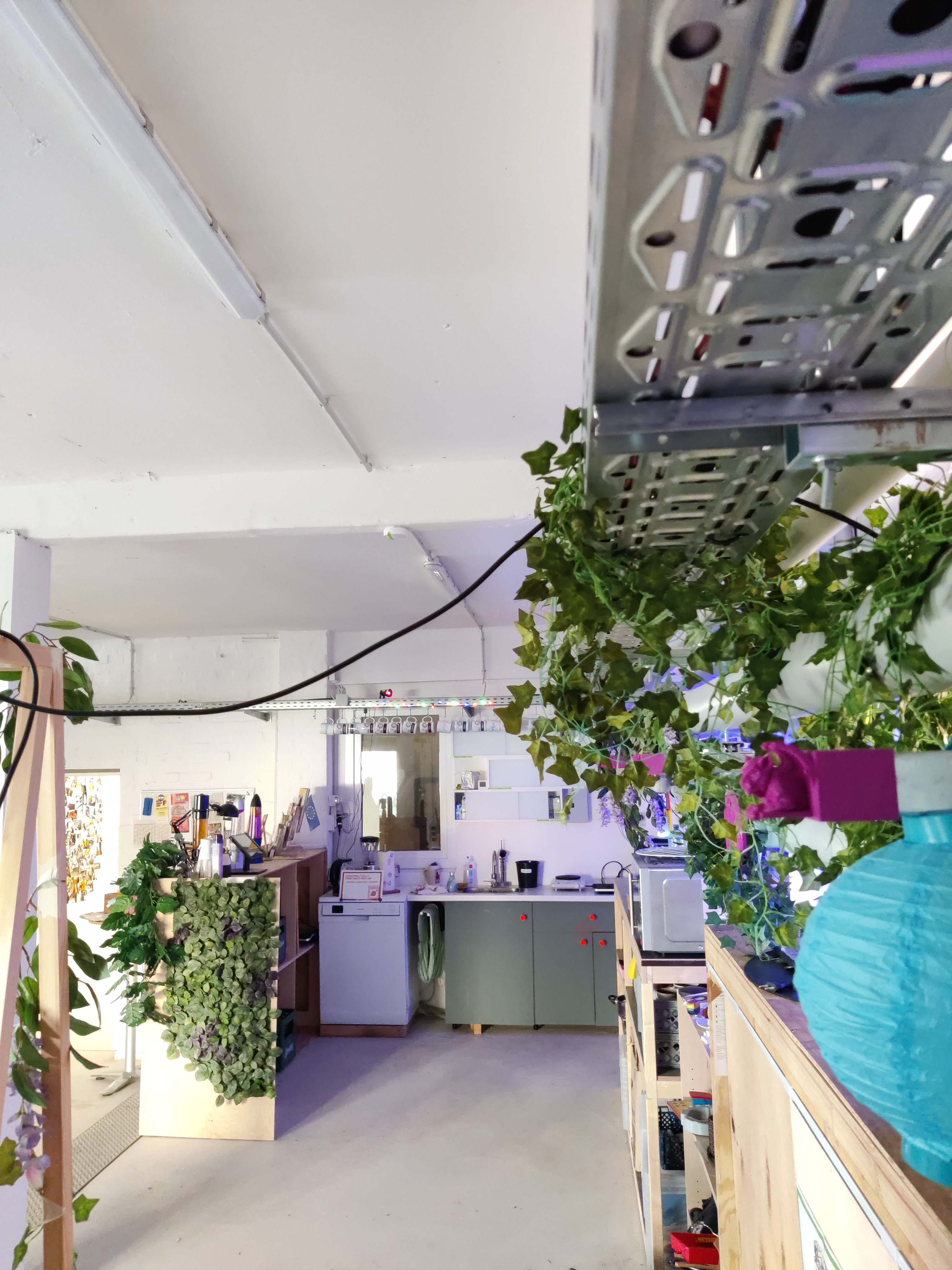 Kompakte Küche mit ausreichend Zubehör