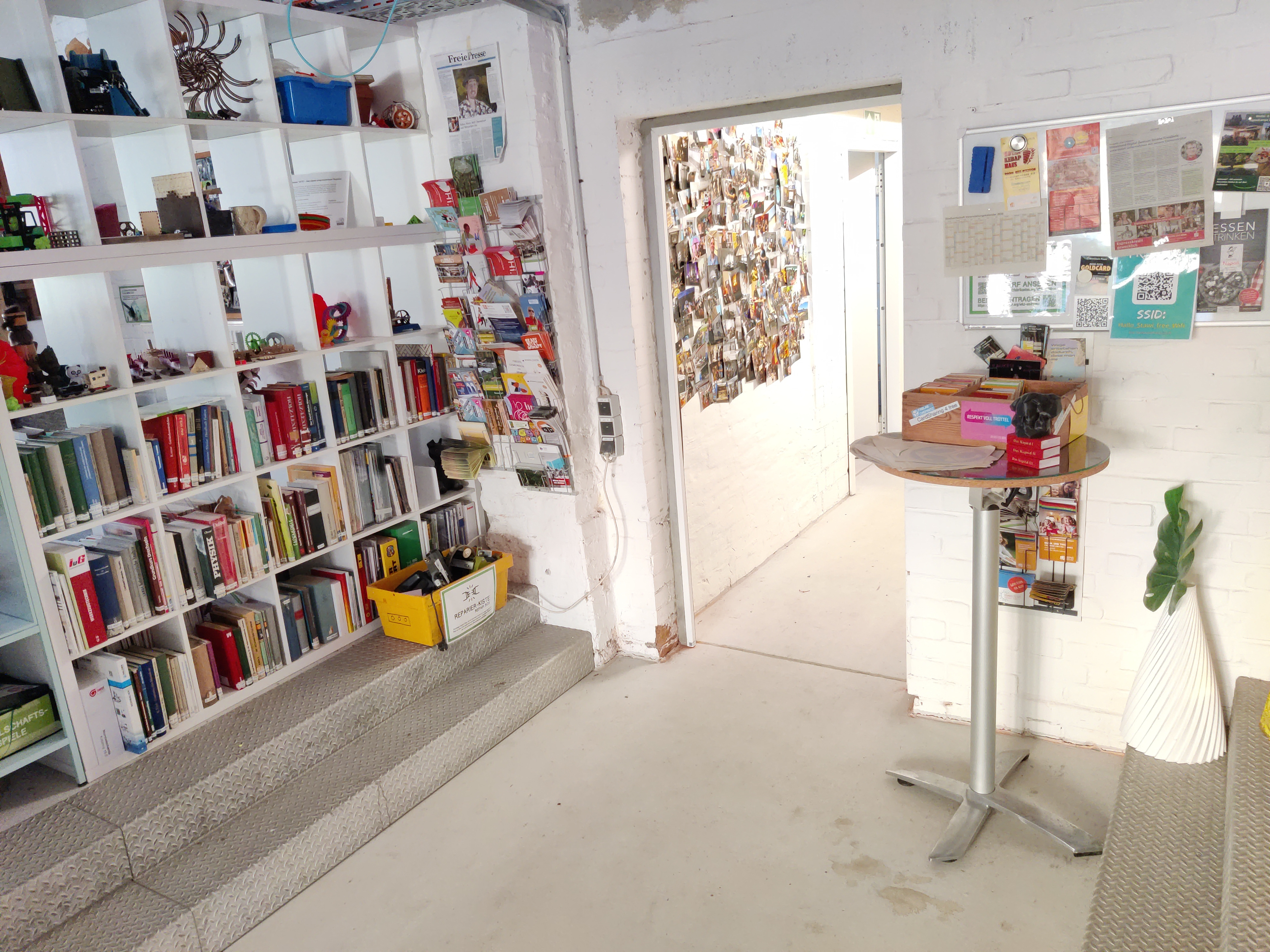 Regal zum Stöbern: Bücher, Magazine, Kataloge