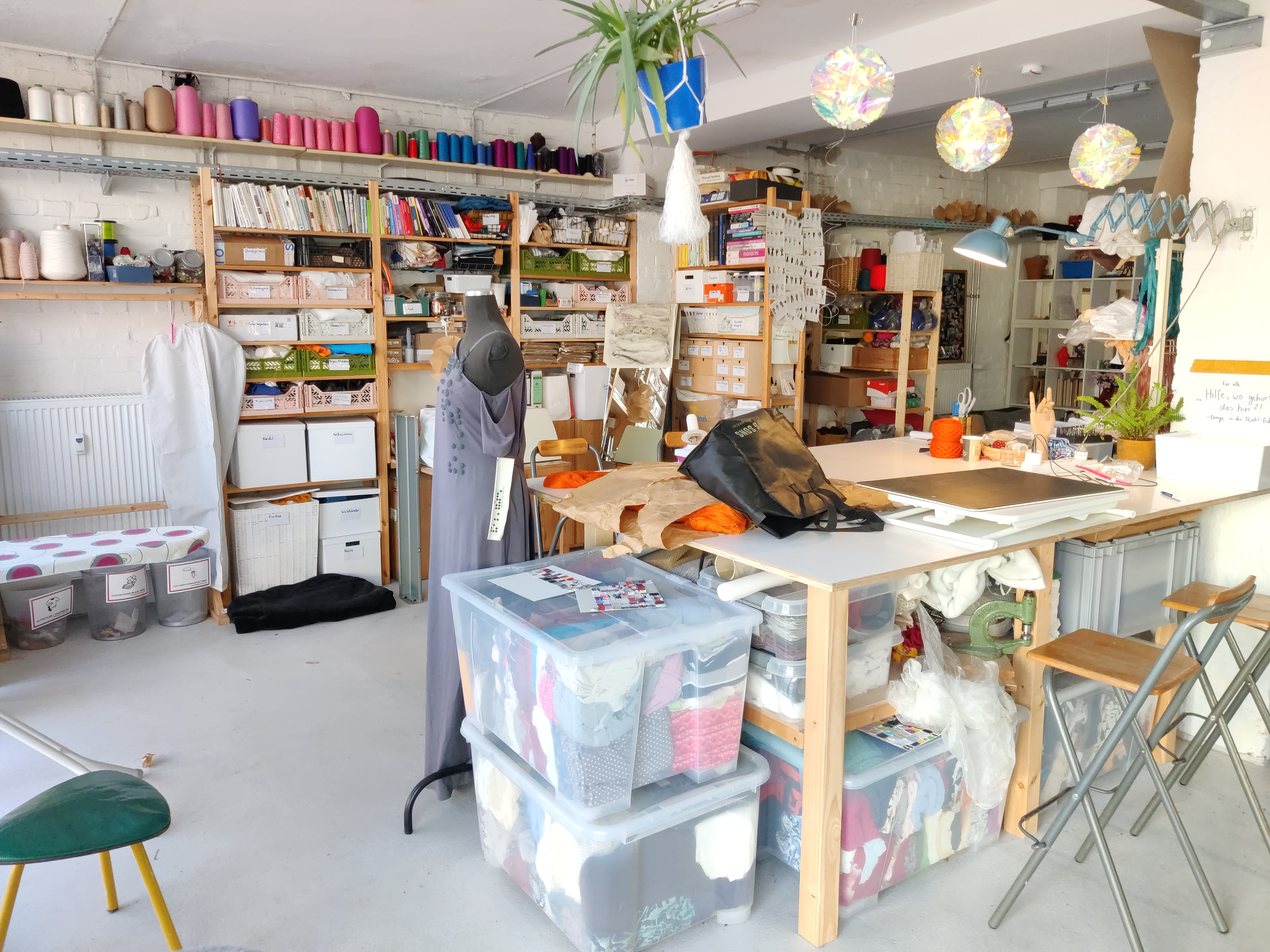 Reichlich Materialien - gut sortiert und beschriftet