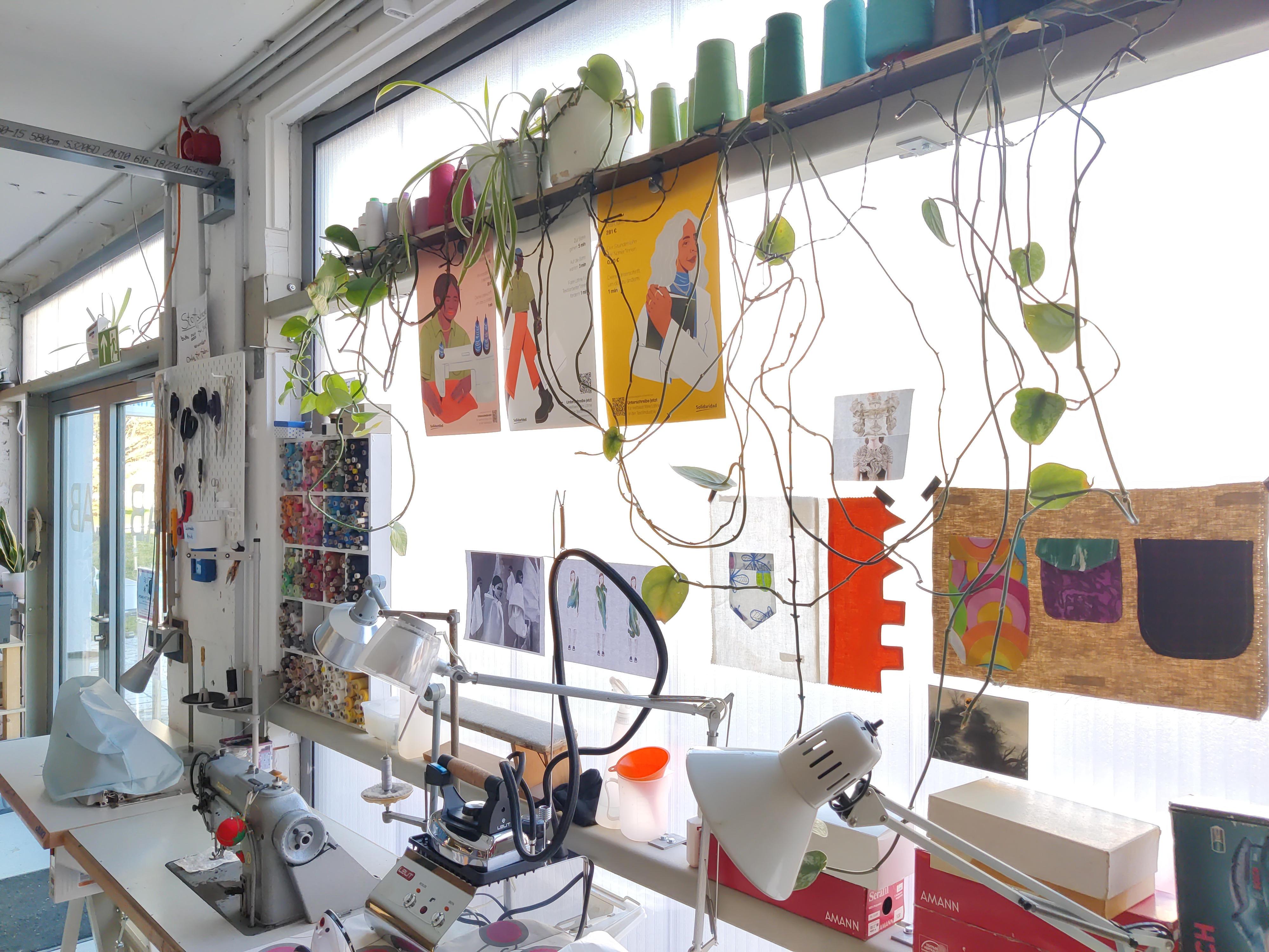 Blick über einen Teil der Nähmaschinen