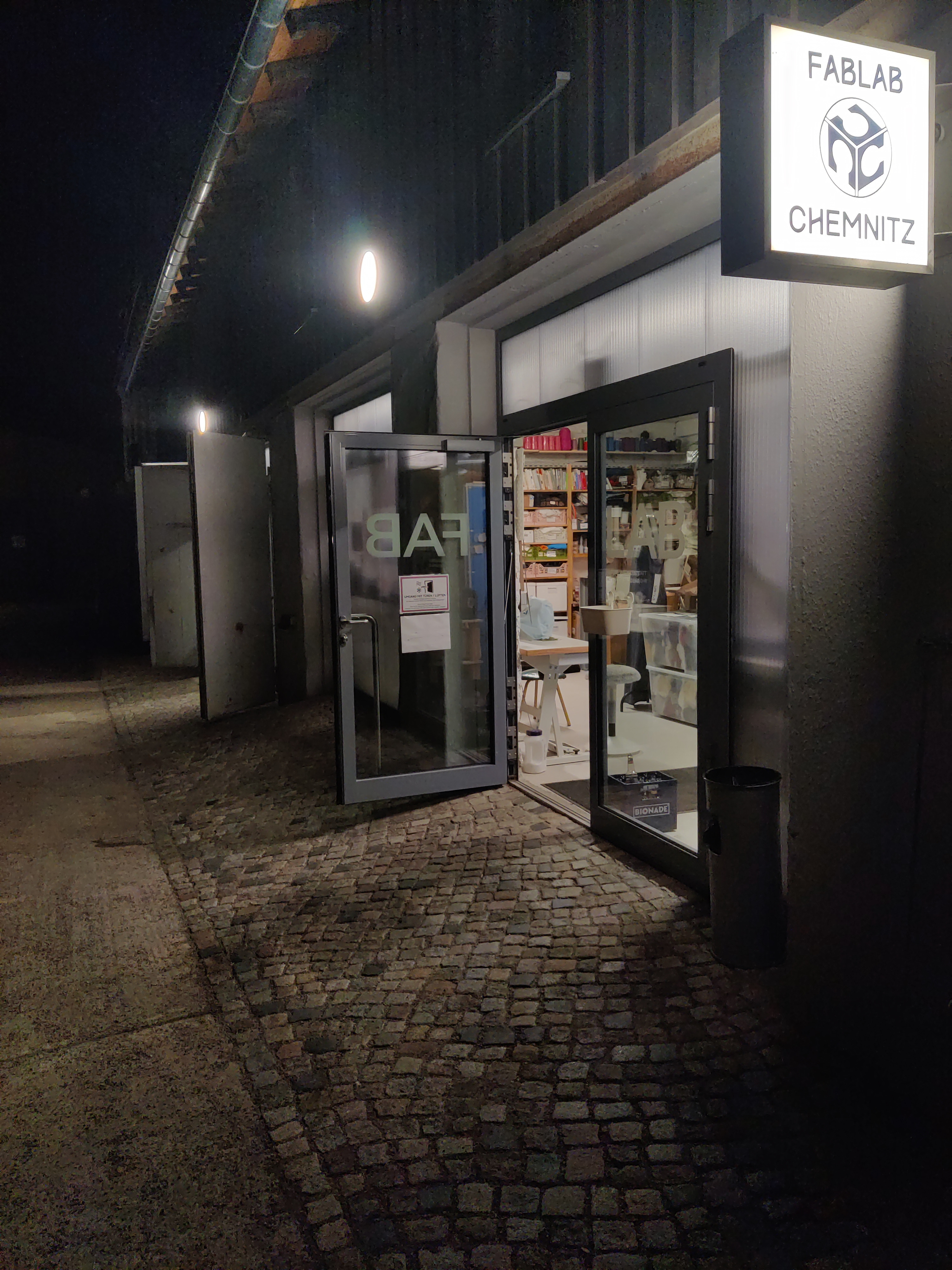 Seiteneingang am Abend