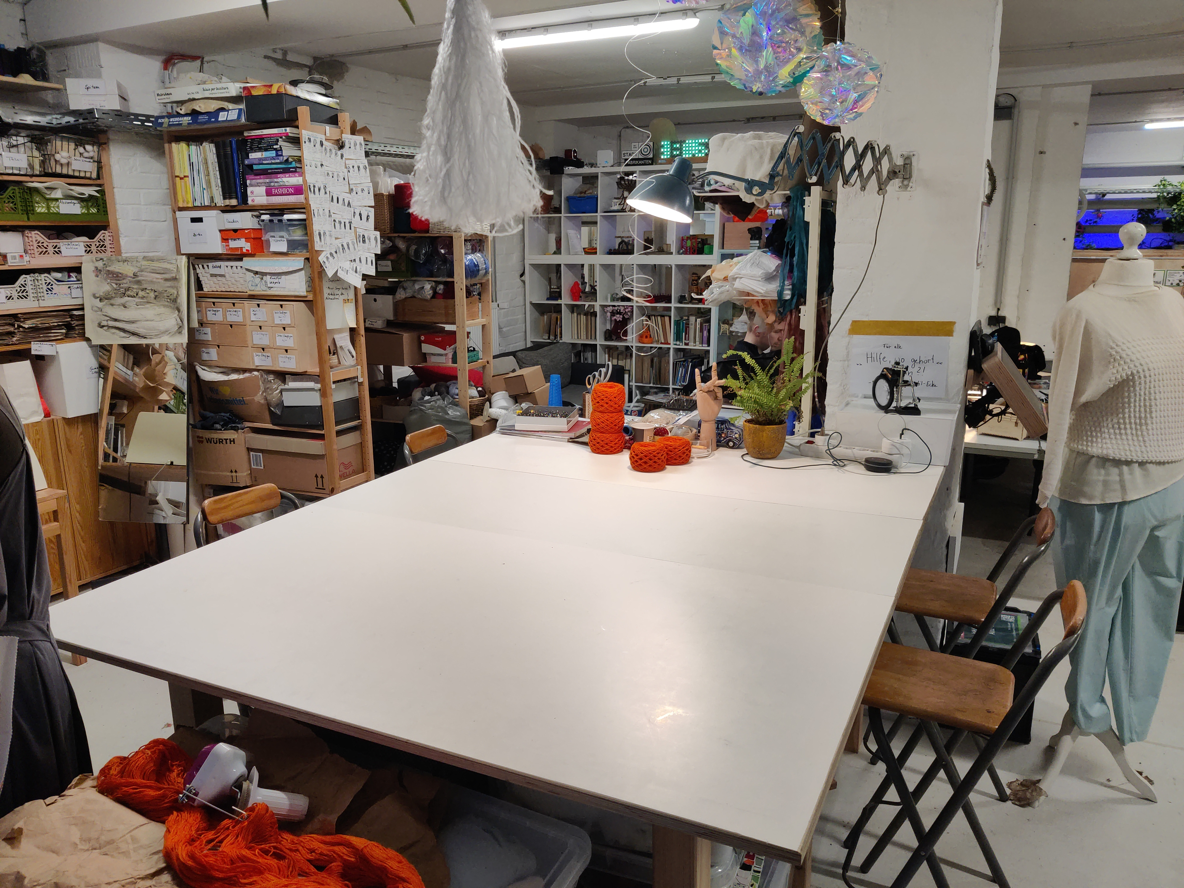 Großer Zuschneidetisch mit guter Beleuchtung