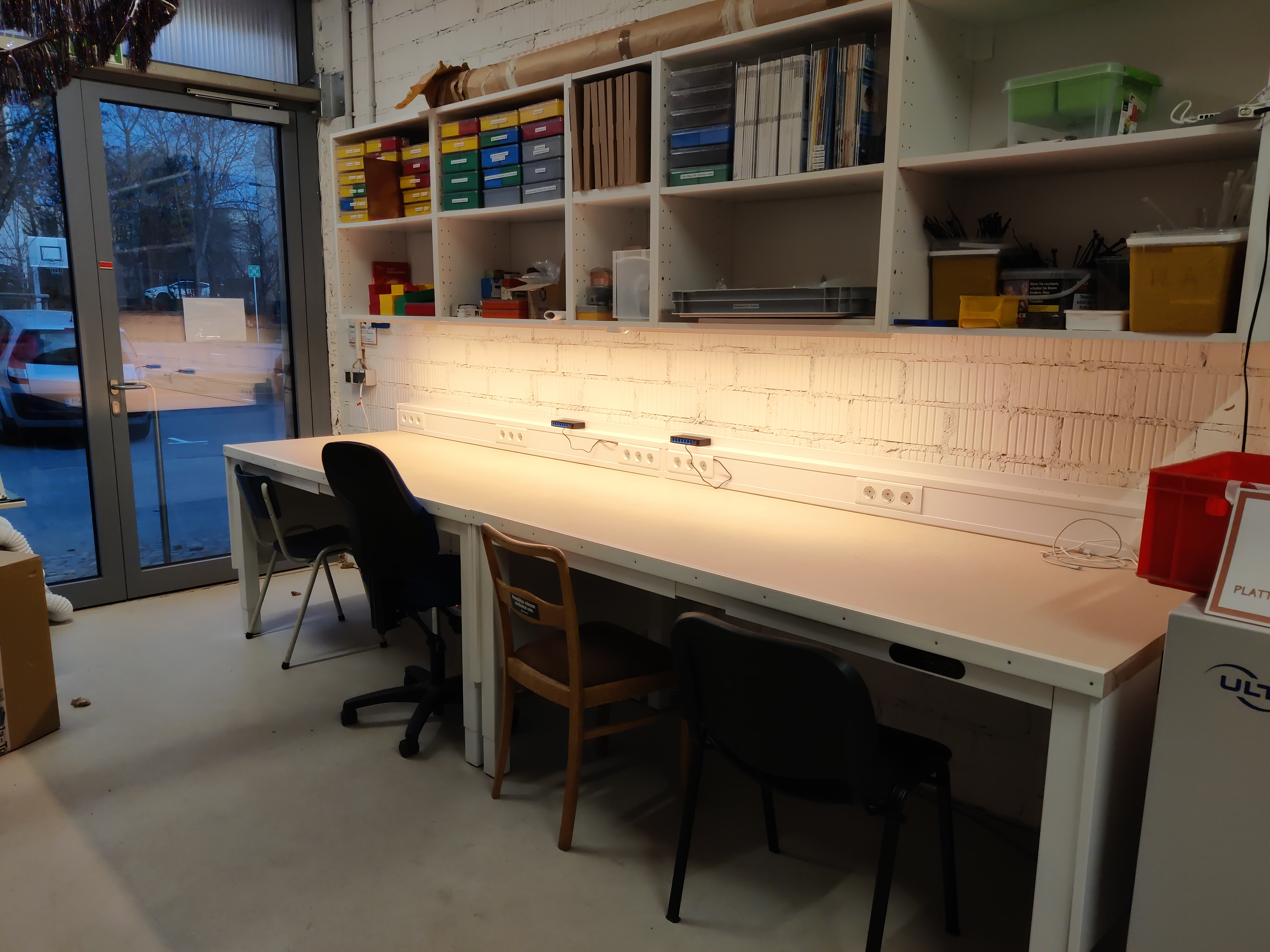 Platz zum Loslegen. Es gibt zwei höhenverstellbare Tische und guter Beleuchtung.